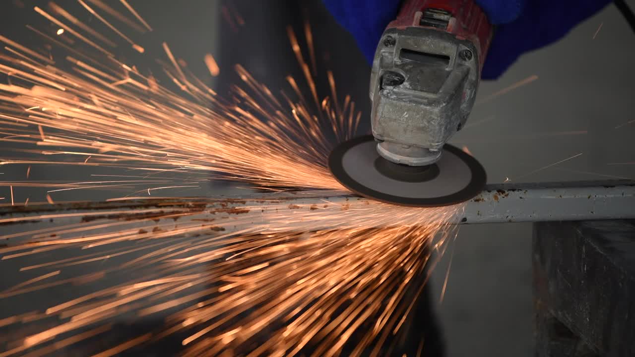 一名焊工戴着安全手套，正在打磨钢门和钢窗。安全理念与机械工业视频下载