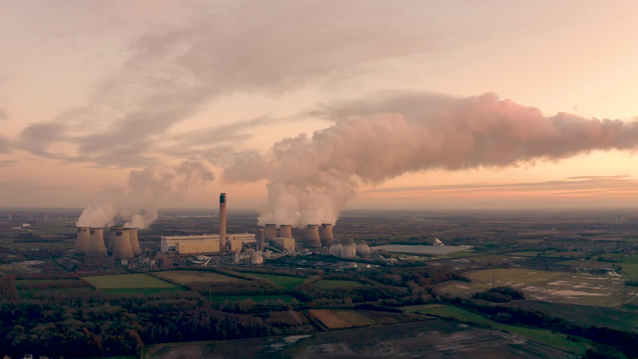日落时二氧化碳排放的燃煤发电站的4K鸟瞰图视频素材