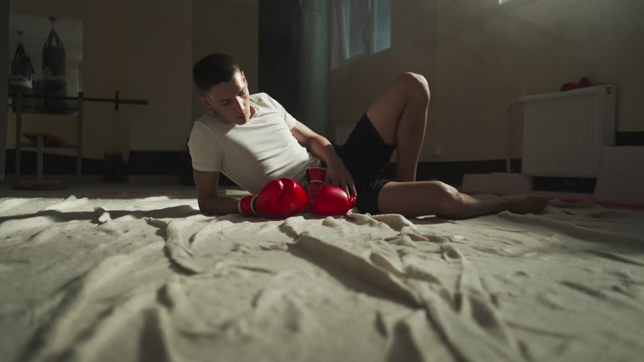经过激烈的训练后，鲍克瑟躺在健身房的地板上休息视频下载