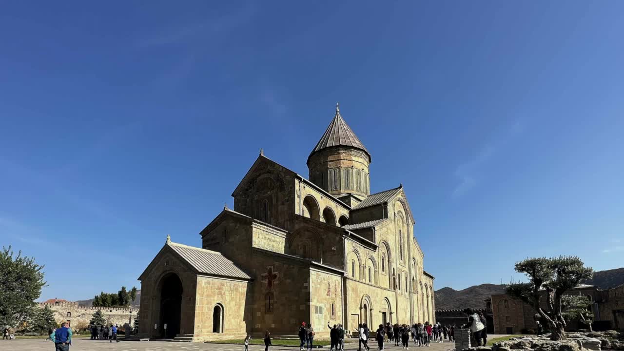 格鲁吉亚姆茨赫塔市Vit Teskoviri教堂的延时摄影。视频下载