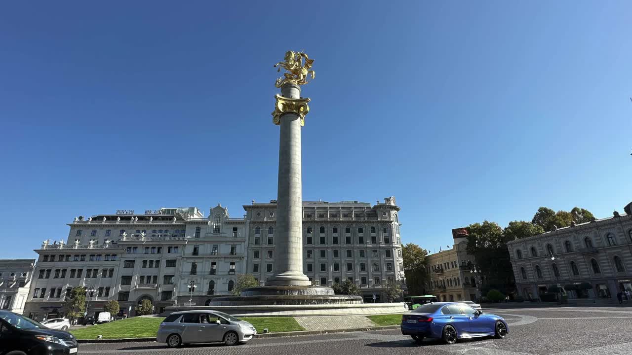 格鲁吉亚第比利斯自由广场上的圣乔治屠龙雕像。视频下载