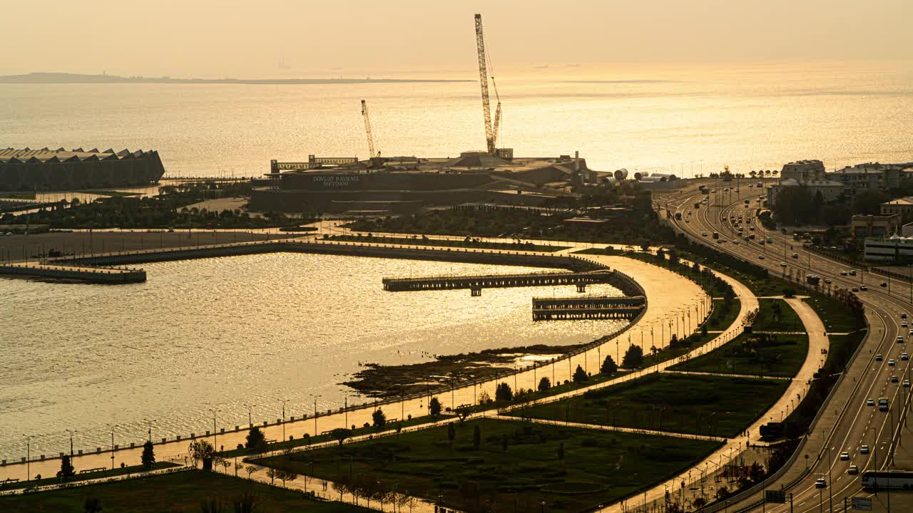 阿塞拜疆巴库市海湾的日出照片。视频下载