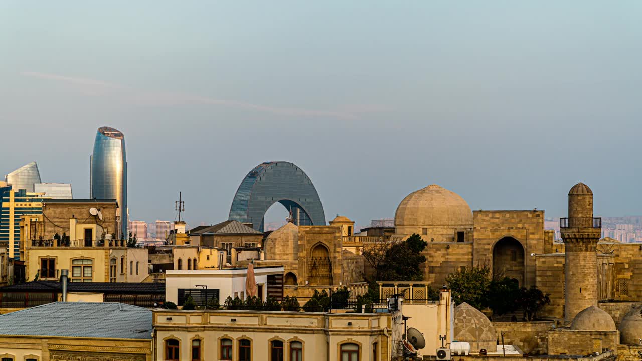 阿塞拜疆巴库市的万沙和现代建筑。视频下载