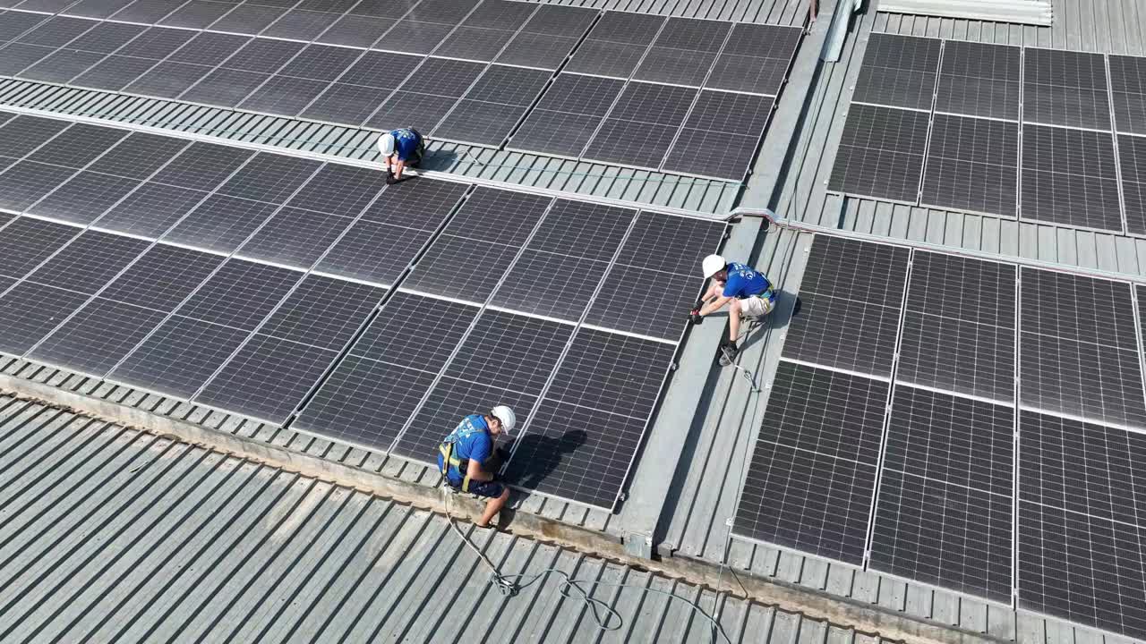 安装太阳能电池板的三名工程师团队视频下载