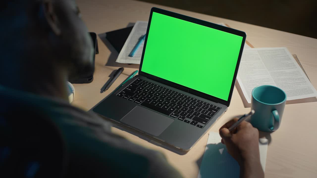 家伙记笔记和使用笔记本电脑与色度键屏幕视频下载