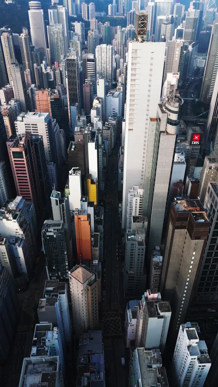 从无人机上看香港，城市天际线上挤满了摩天大楼视频下载