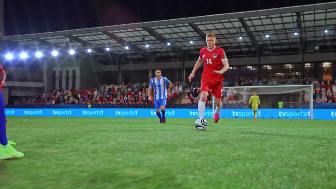 身穿红色服装的玩家在引导足球时跳过对手视频下载