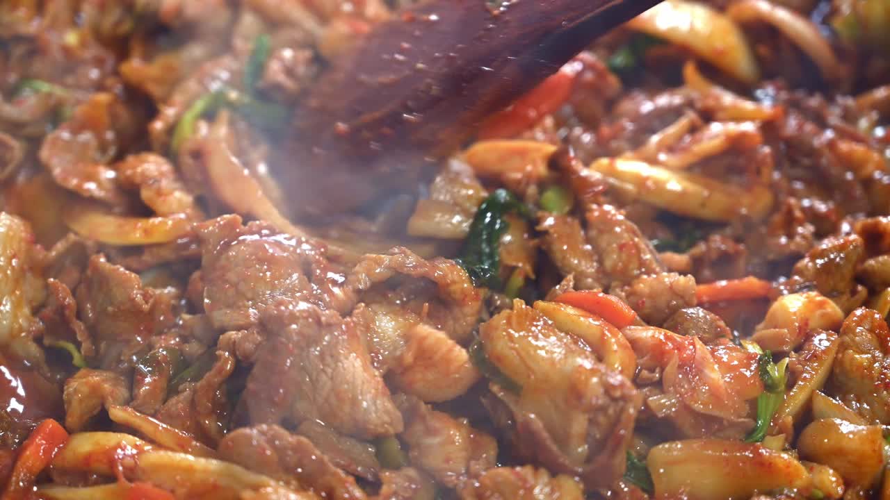 韩国的传统菜肴是猪肉和各种蔬菜加辣椒酱——辣椒酱烤肉视频下载
