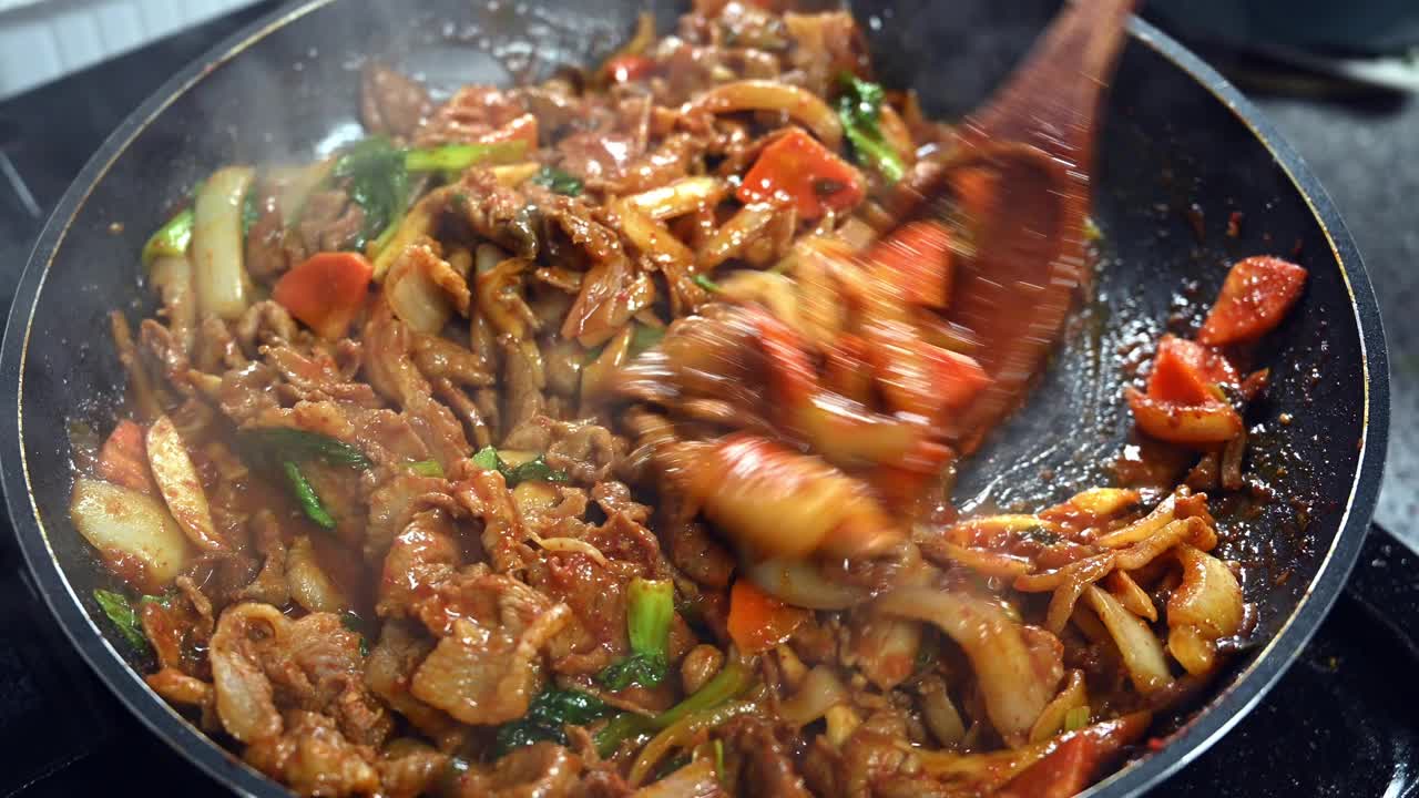 韩国的传统菜肴是猪肉和各种蔬菜加辣椒酱——辣椒酱烤肉视频下载