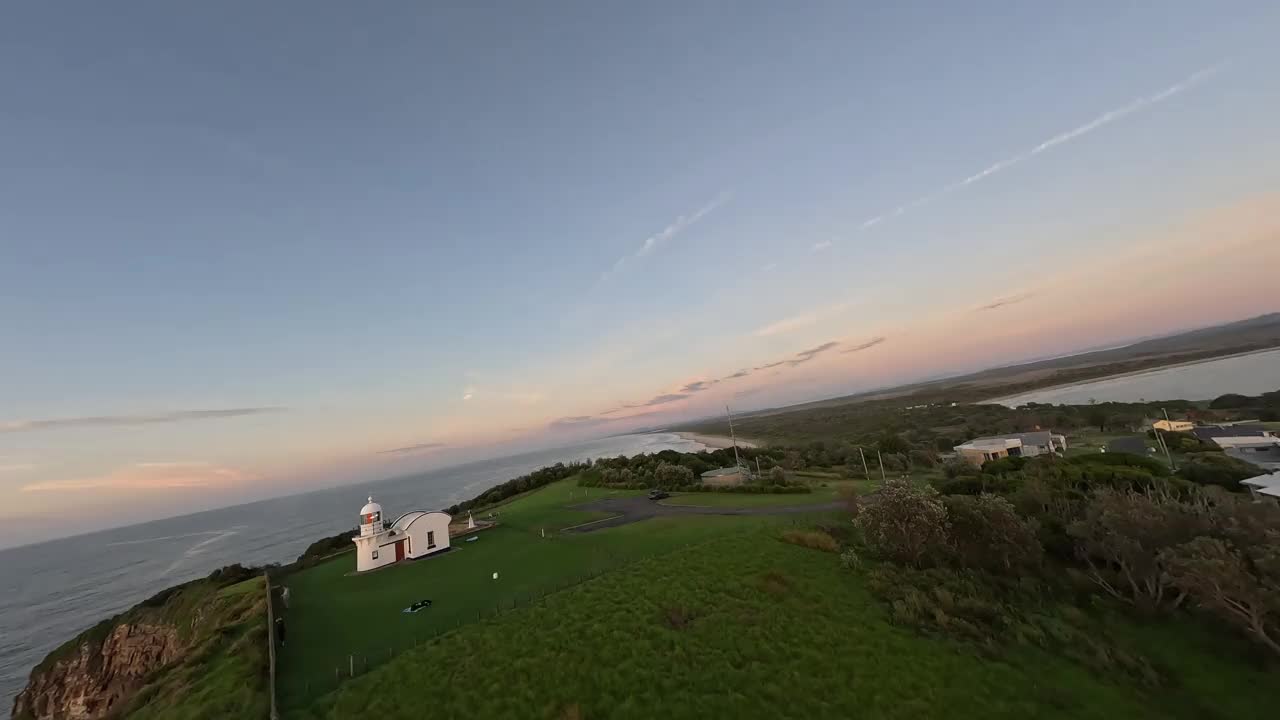 日出时一座著名灯塔的鸟瞰图。视频下载