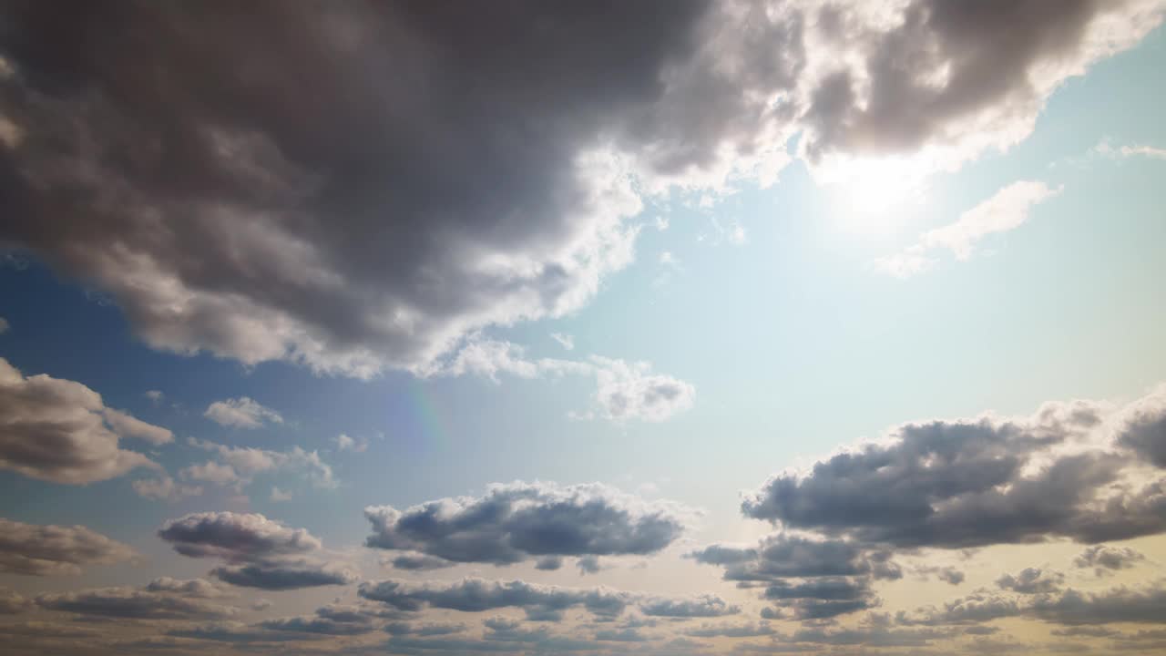 美丽的蓝天与白色积云时间为抽象的背景视频下载
