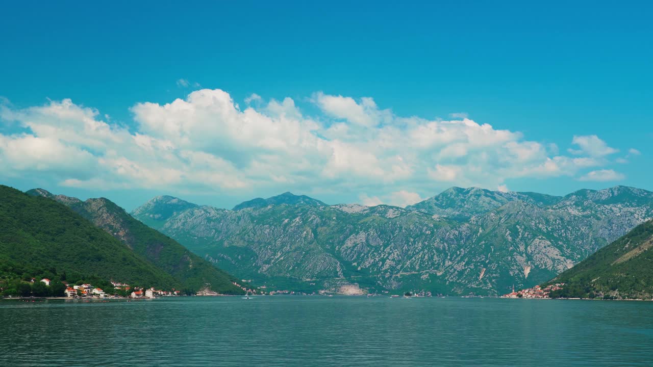 海景，从船上看向群山和海湾上的小镇，阳光明媚的日子，夏日旅游的概念视频下载