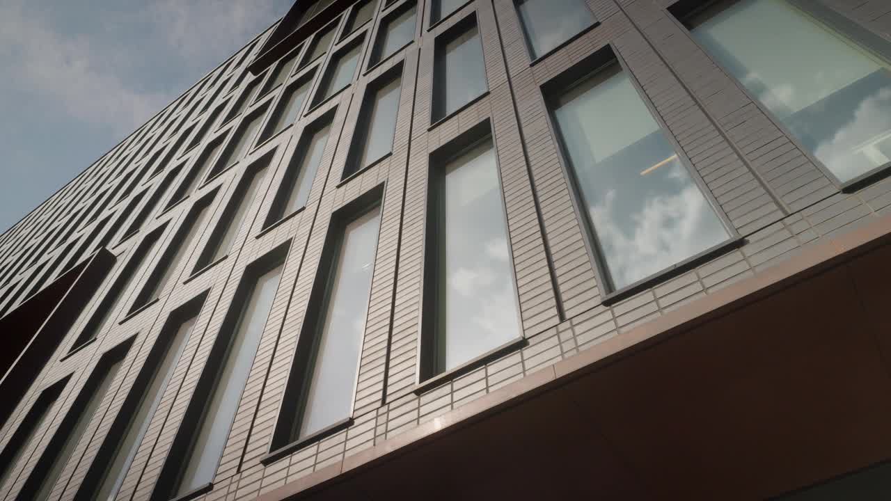 现代办公大楼，大玻璃窗反射的云底景色视频下载