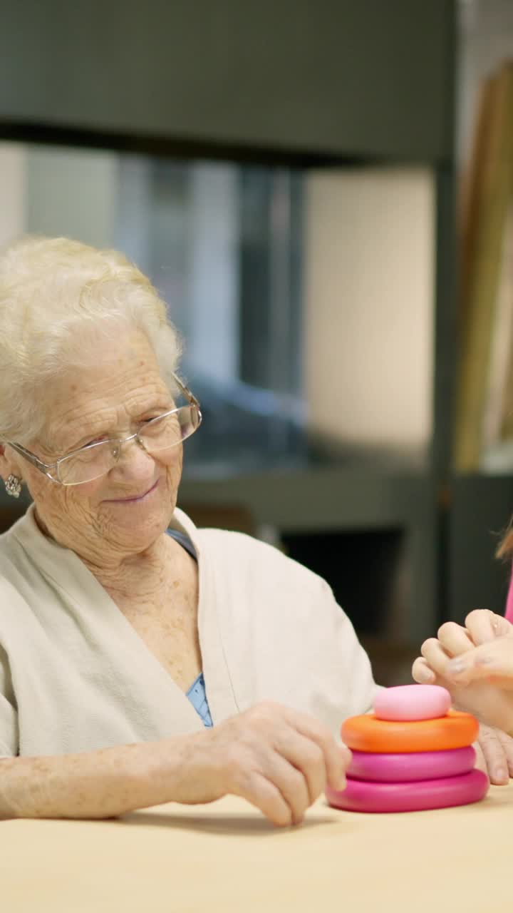 护理帮助一位老年妇女解决一个技巧游戏视频下载