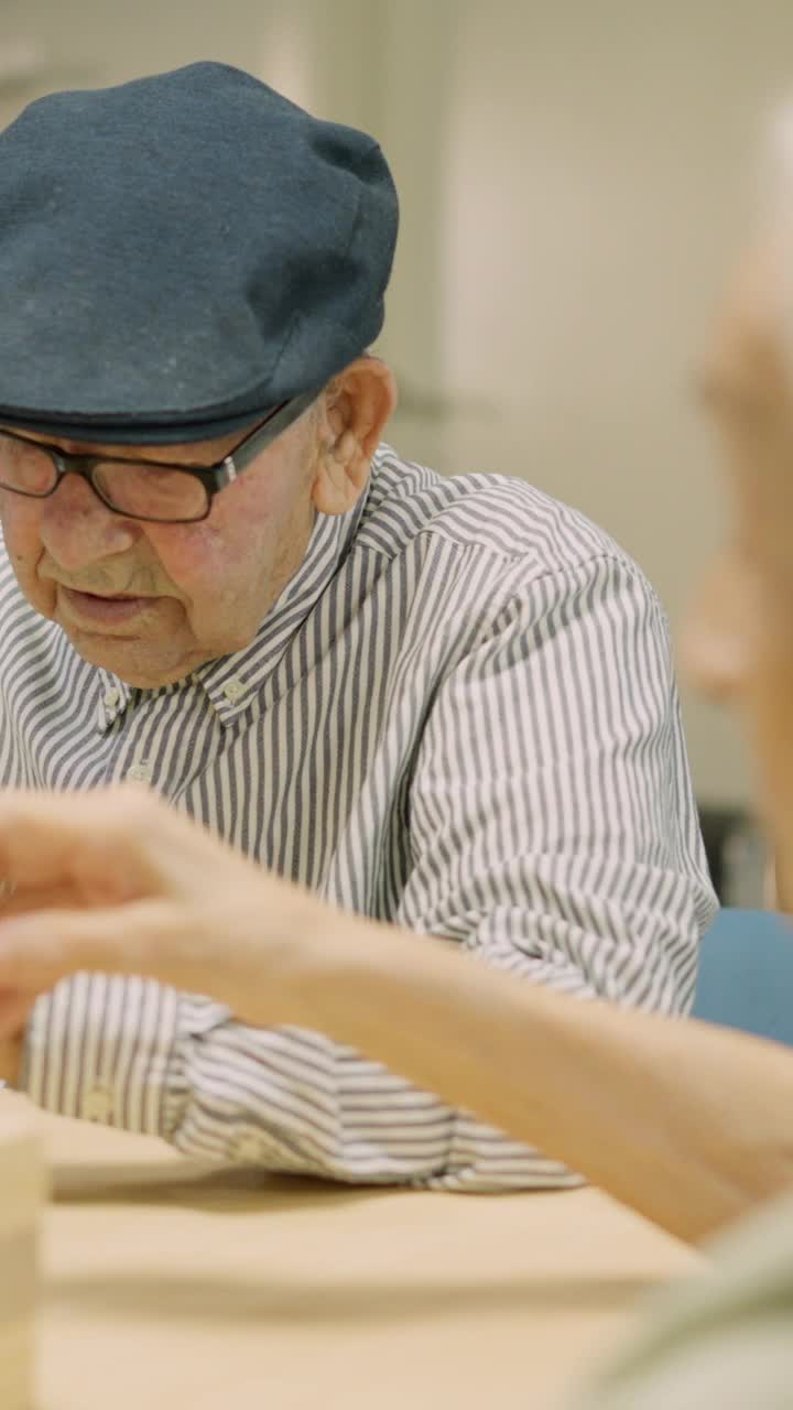 老人在养老院玩木艺游戏视频下载