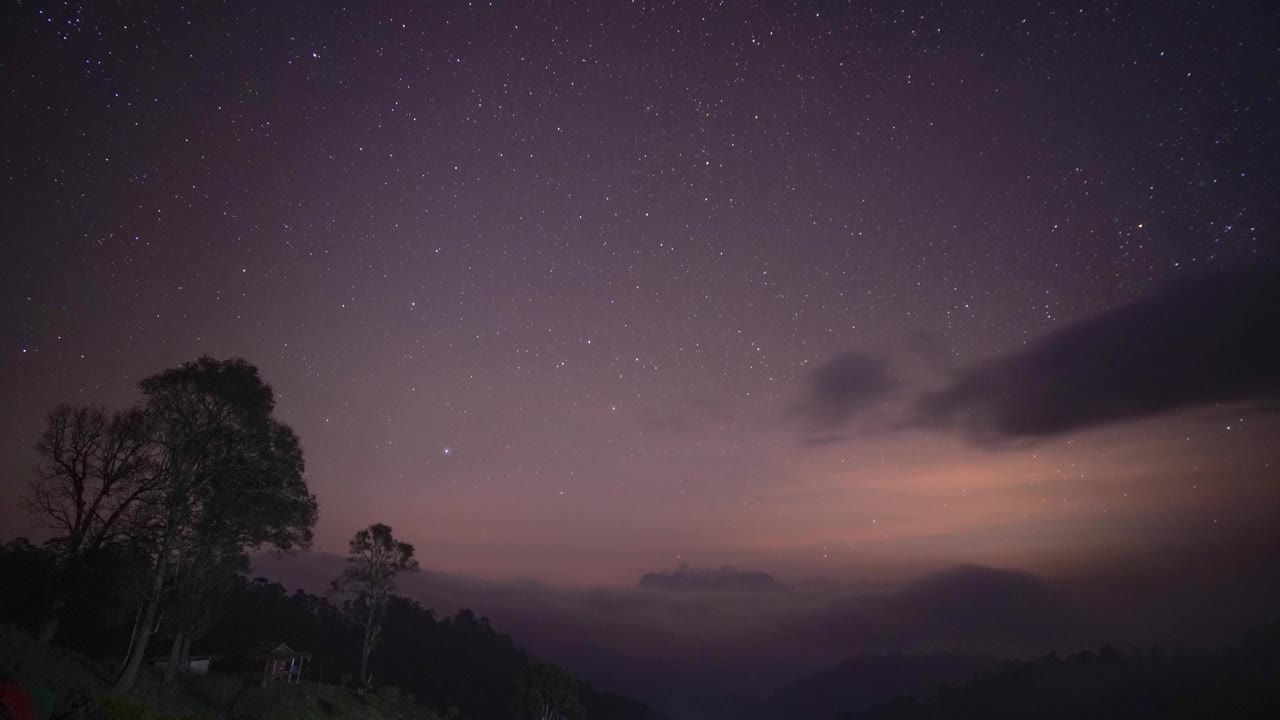 泰国清迈哈都比山的延时双子座流星雨。视频下载