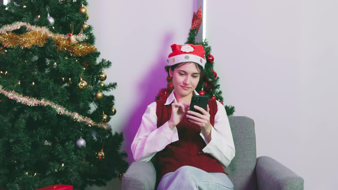 男友用圣诞礼物惊喜女友，情侣庆祝圣诞夜打开礼物视频下载