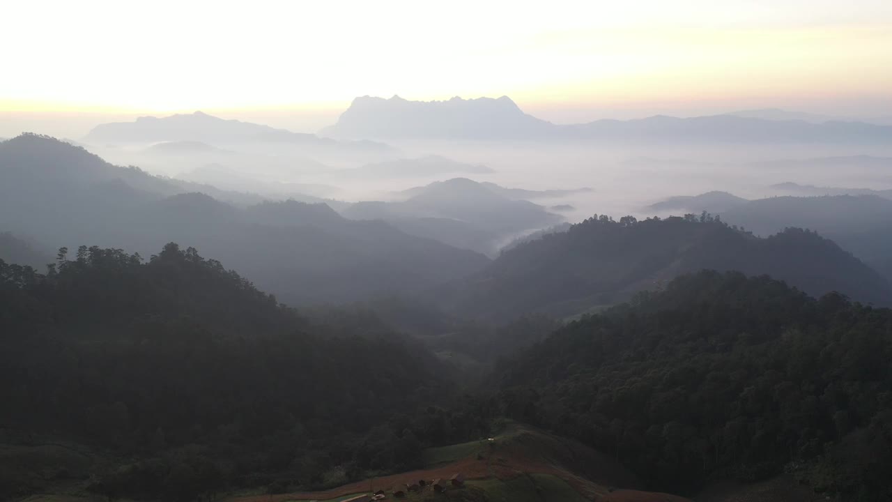 鸟瞰泰国清迈岛著名景点哈都比山的日出。视频下载
