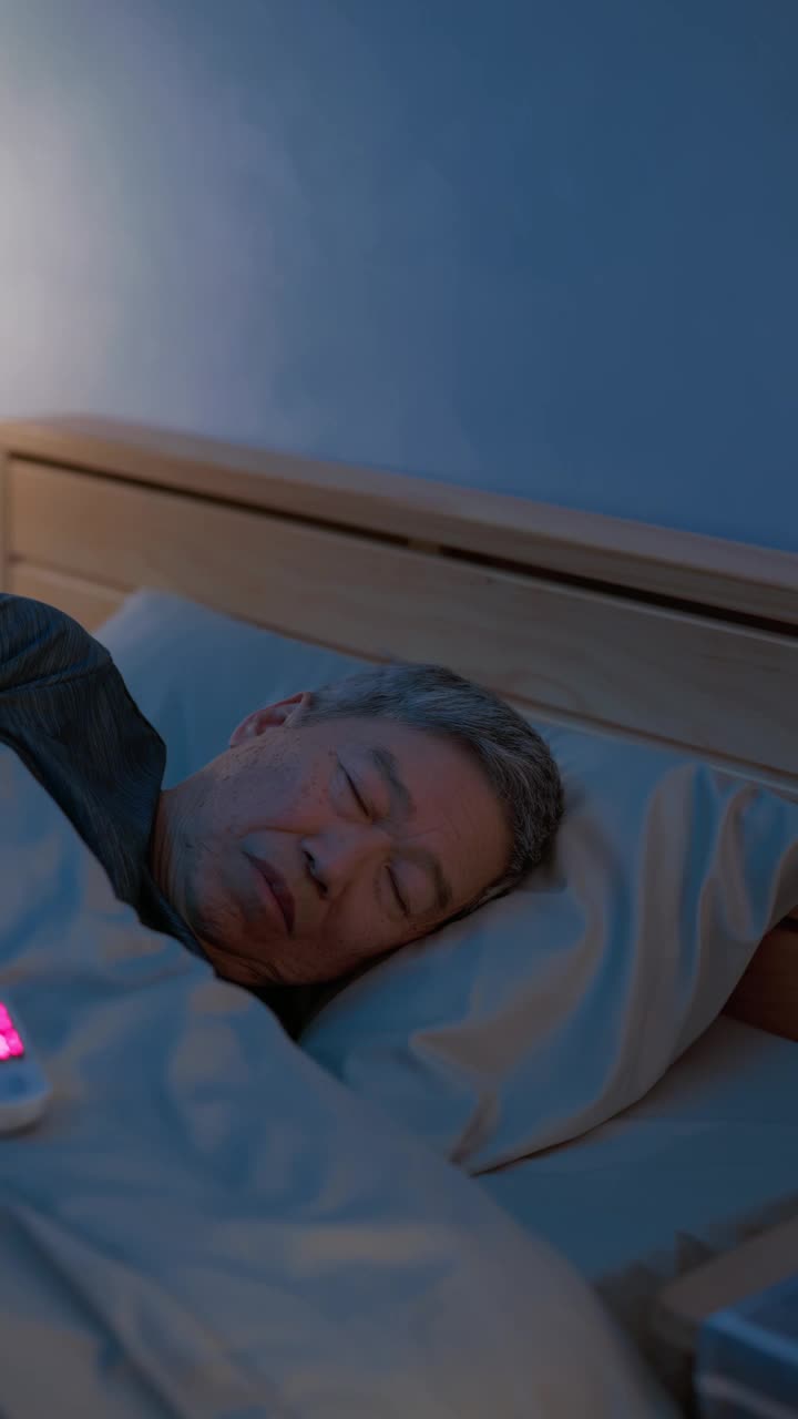 男人睡觉时带着脉搏血氧计视频下载