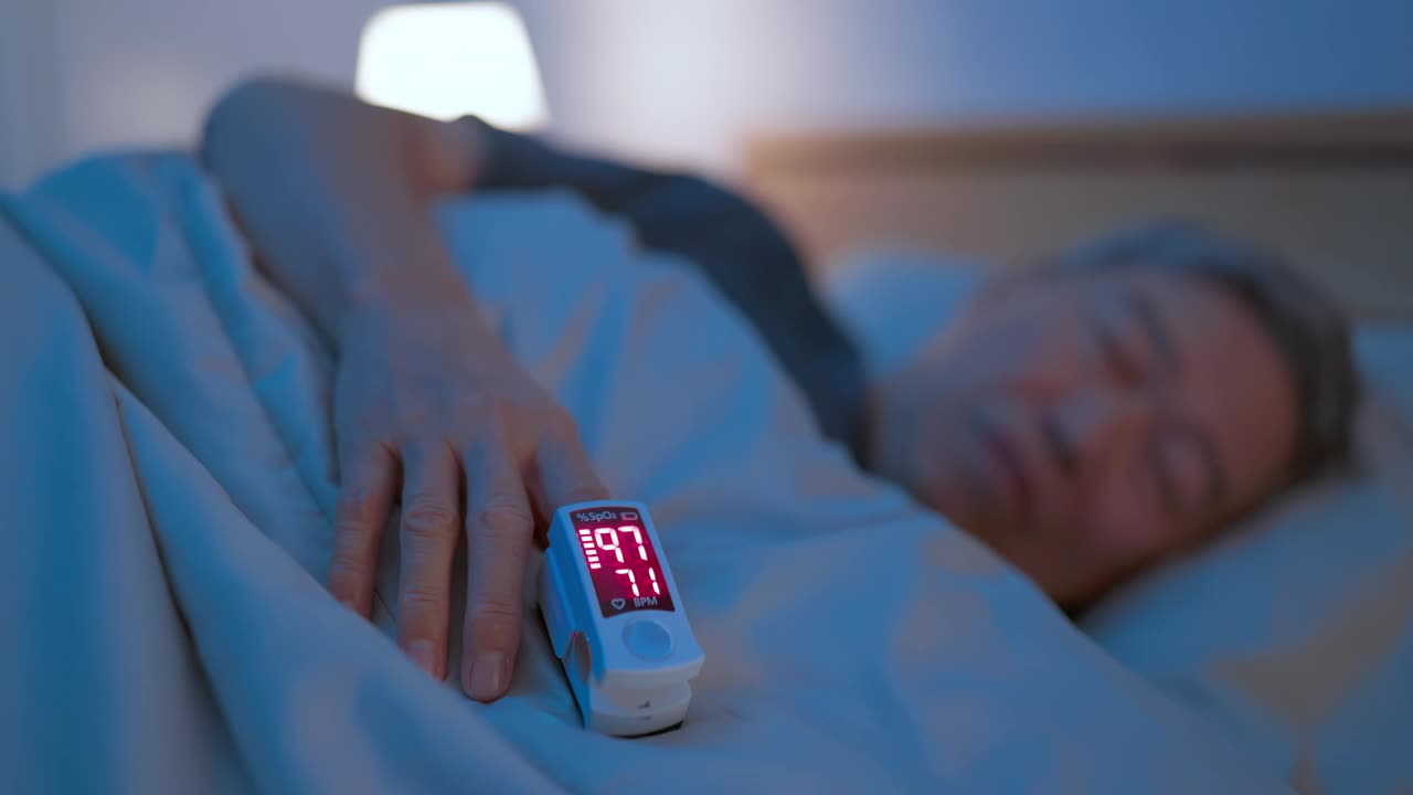 男人睡觉时带着脉搏血氧计视频下载