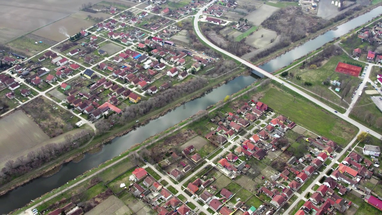 塞尔维亚小镇巴克运河水面上美丽的倒影视频下载