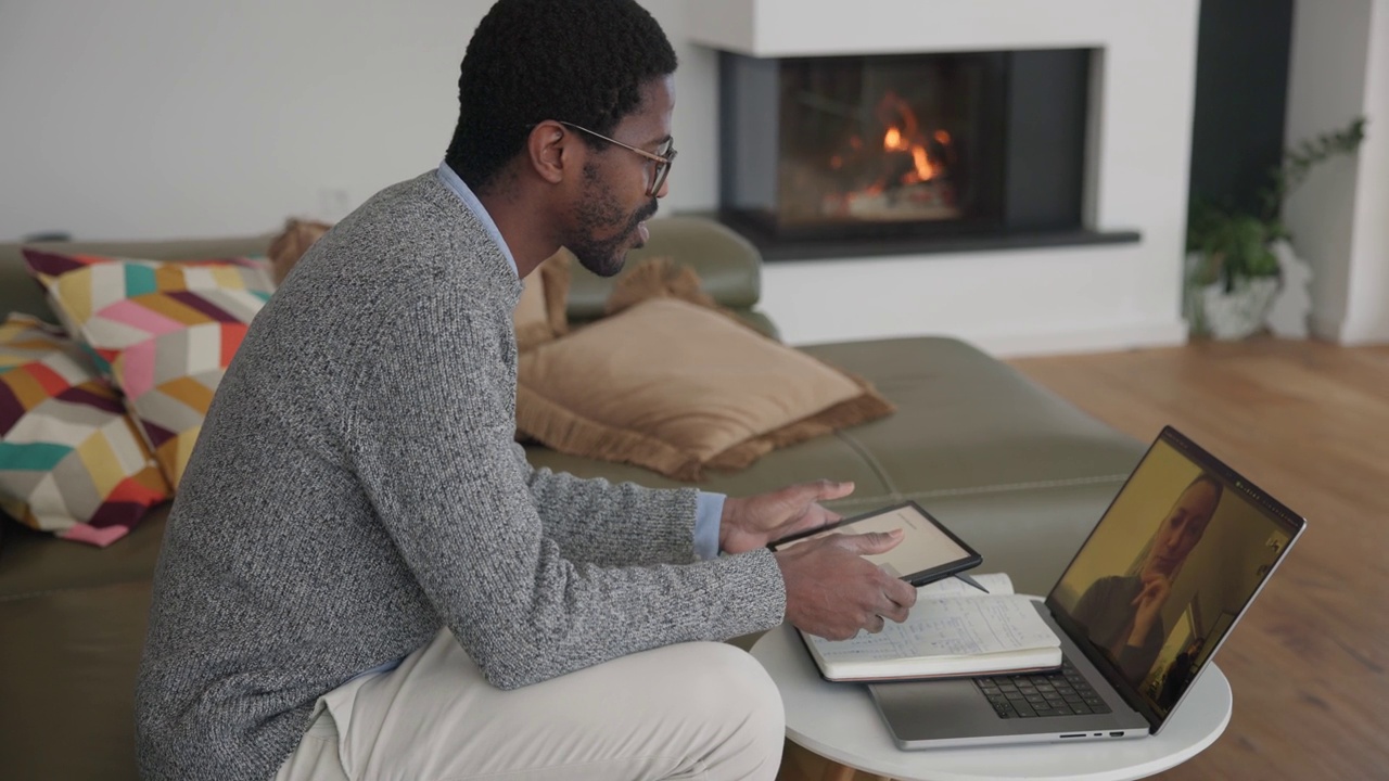 虚拟会议在舒适的家庭设置视频下载