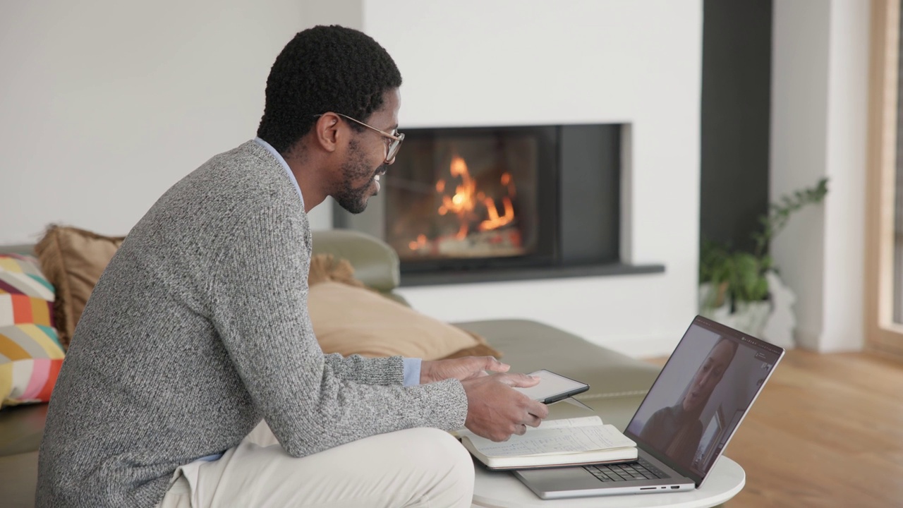 虚拟会议在舒适的家庭设置视频下载