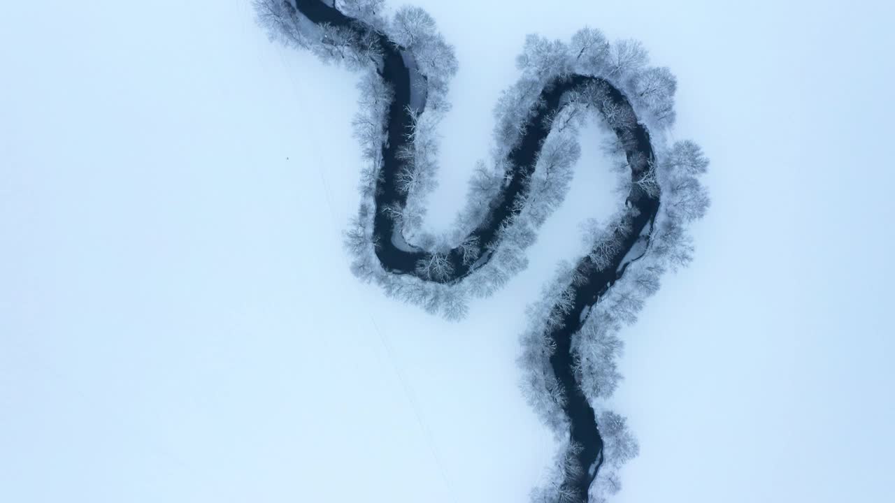 河流在雪景中蜿蜒曲折。视频下载