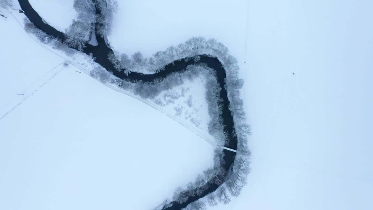 河流在雪景中蜿蜒曲折。视频下载