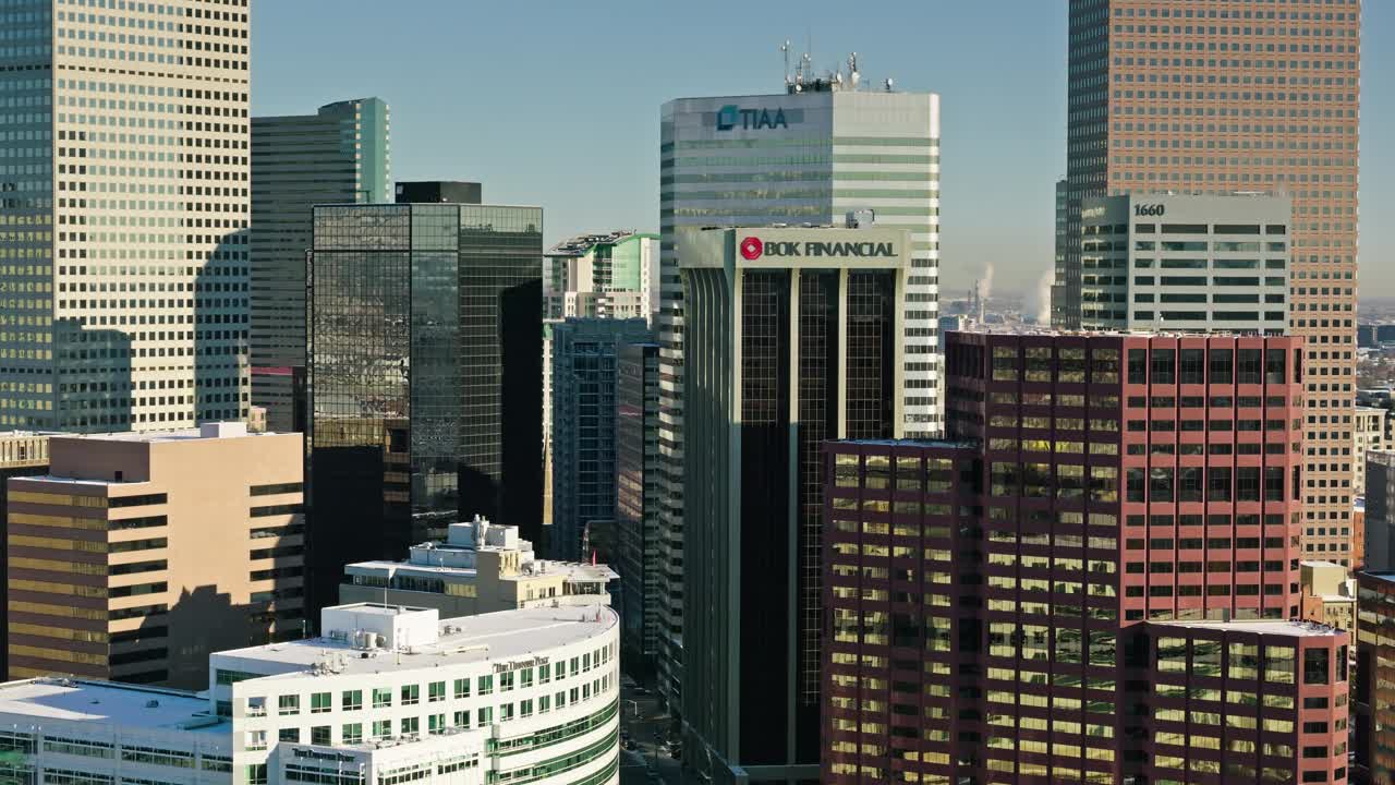 无人机拍摄的丹佛金融区在晴朗的秋天早晨视频下载