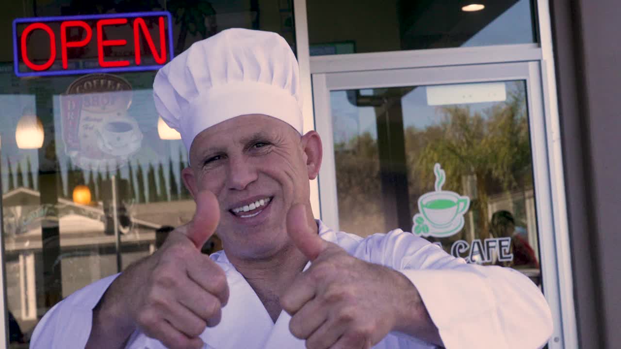 餐厅外的高级厨师微笑着看着镜头视频下载