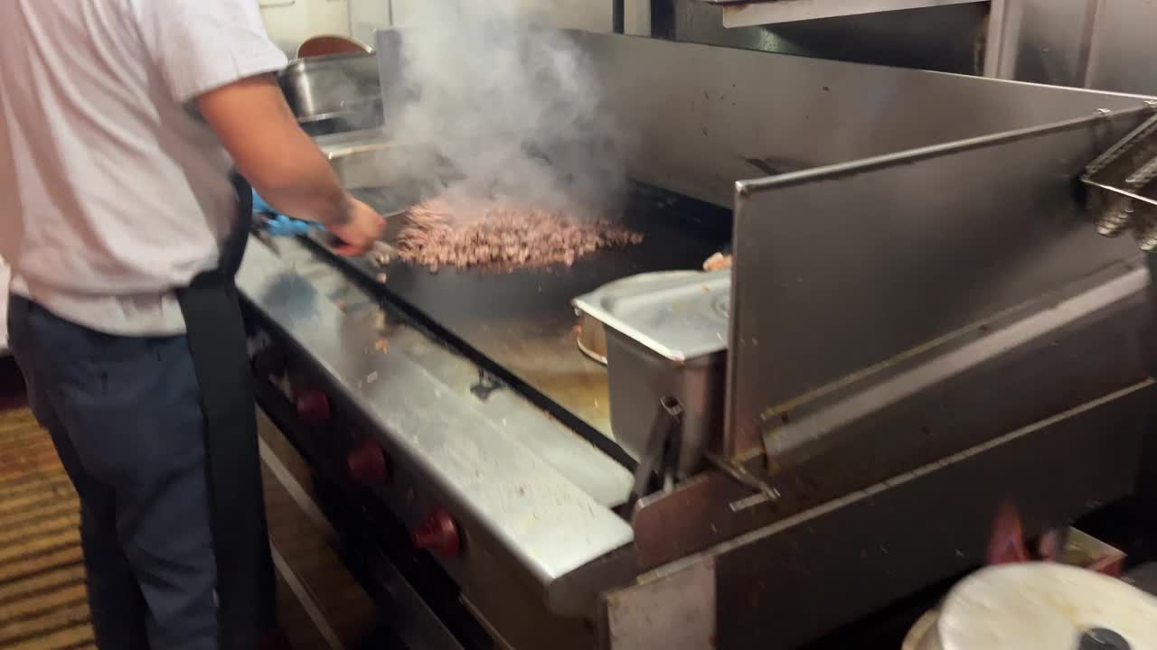 厨师在墨西哥餐厅做牛排玉米饼视频下载