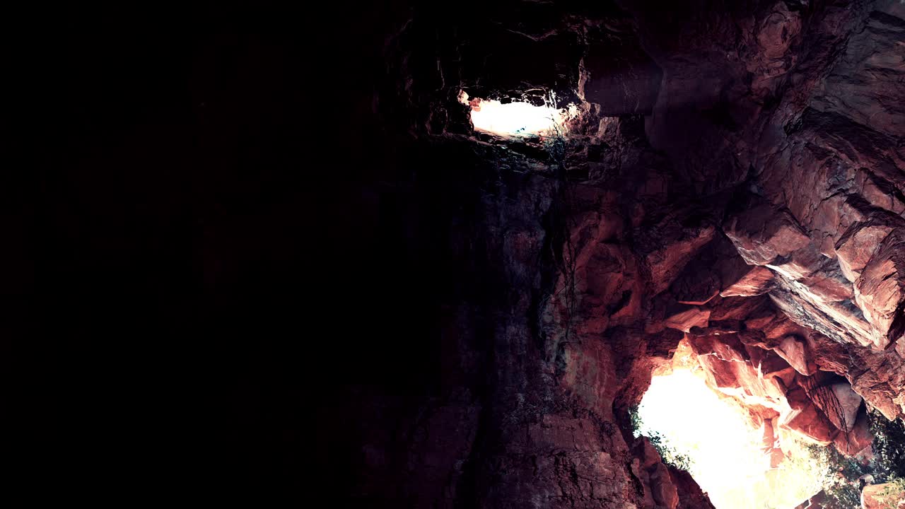 一个充满深色岩石的洞穴视频素材