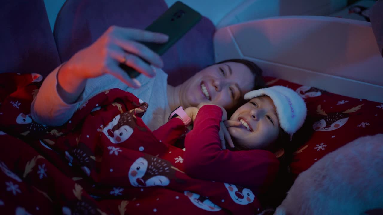 快乐的家庭在睡前玩乐视频下载