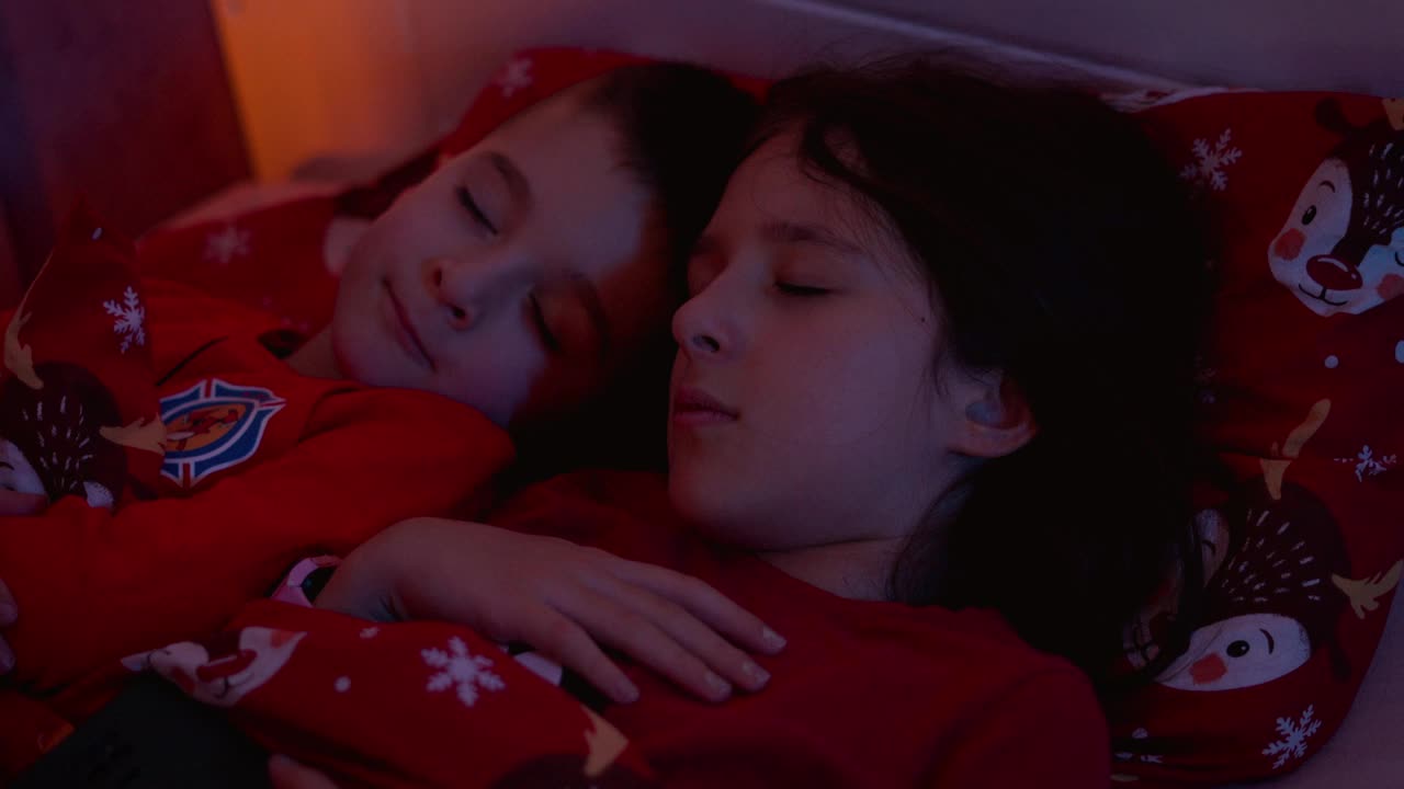 妹妹和哥哥晚上睡在一起视频下载