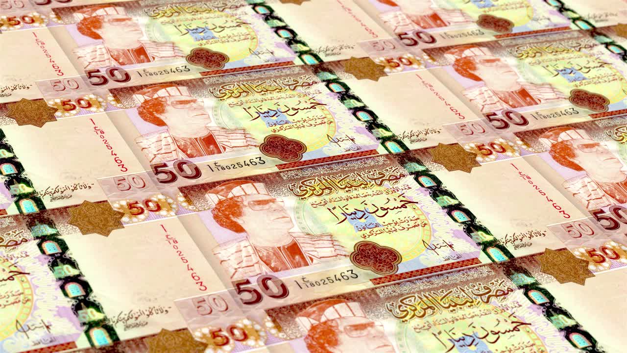 利比亚第纳尔50钞票钞票印刷厂，印刷50利比亚第纳尔，印刷机印刷出利比亚第纳尔，由货币印刷机印刷50利比亚第纳尔钞票观察和储备侧-无缝循环视频下载