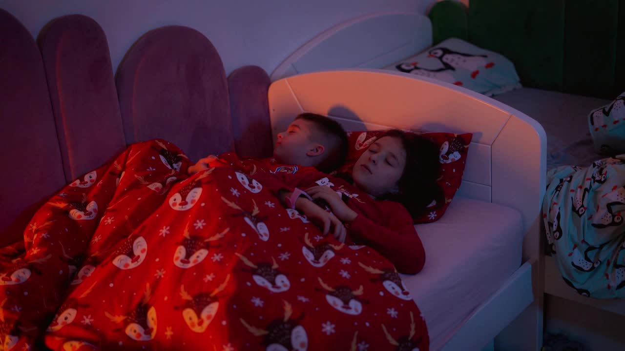 妹妹和哥哥晚上睡在一起视频下载