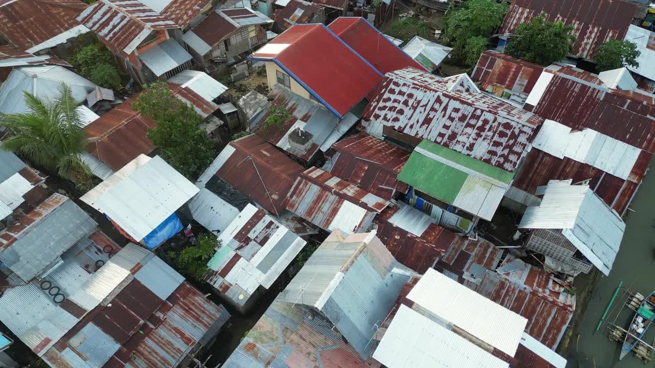 树木丛生的小镇上屋顶生锈的住宅视频下载