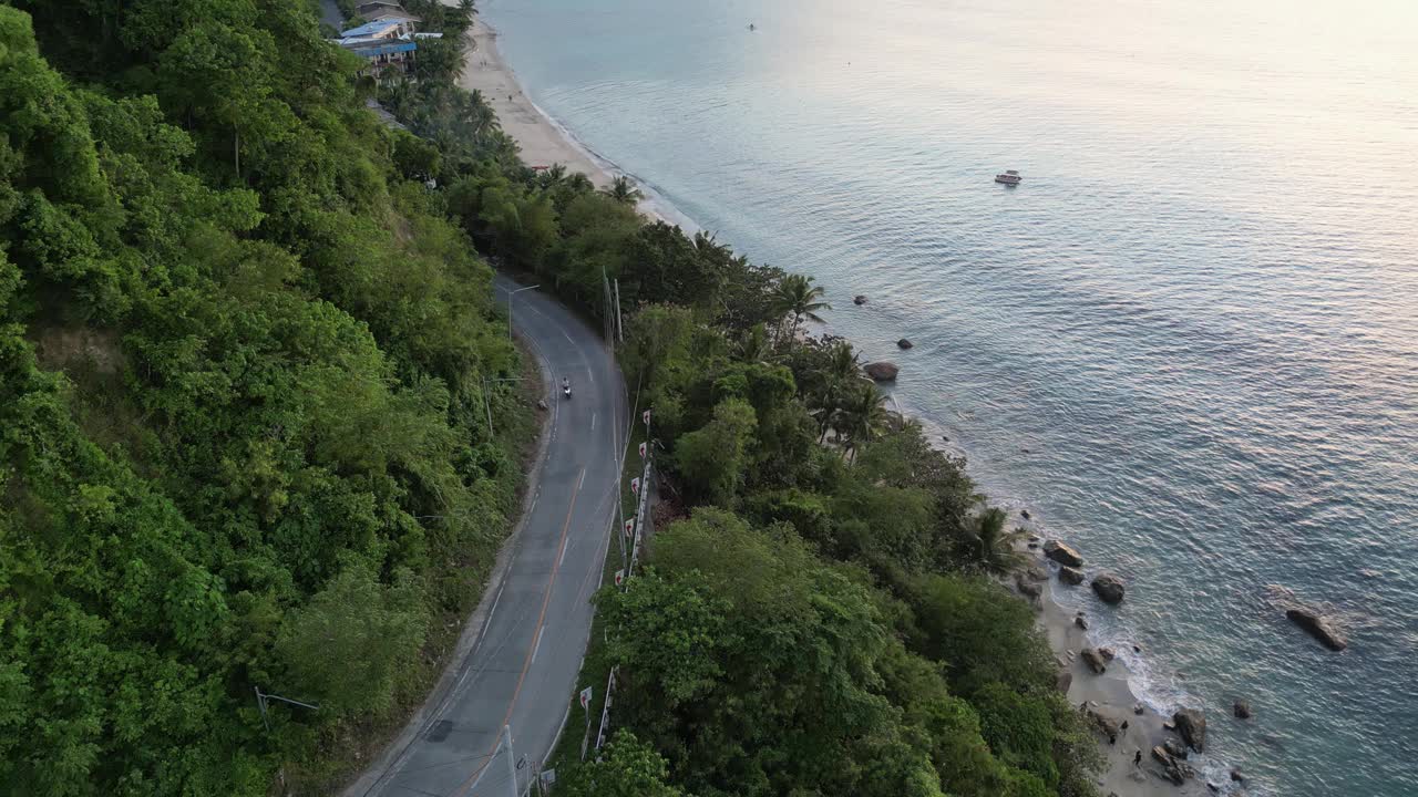 丘陵地带，狭窄的道路和广阔的海洋和城镇的视野视频下载