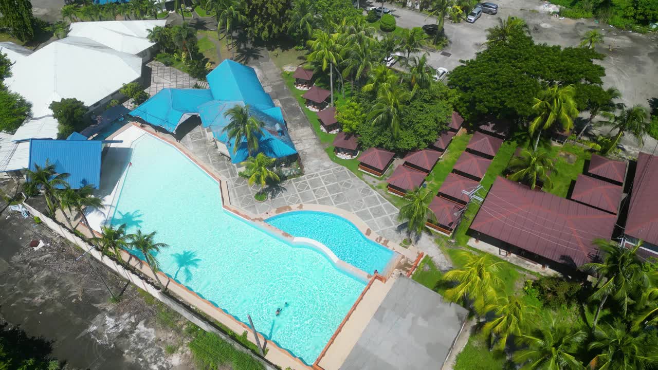 城市度假综合酒店和游泳池在阳光明媚的天气视频下载