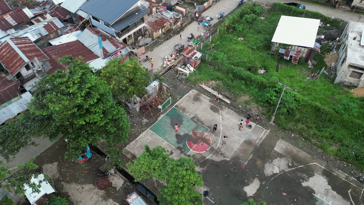 村里的青少年在操场上打篮球视频下载