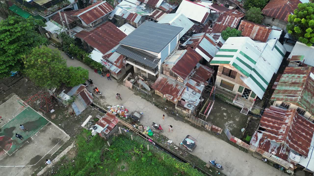 村民的生活，屋顶生锈的住宅楼视频下载