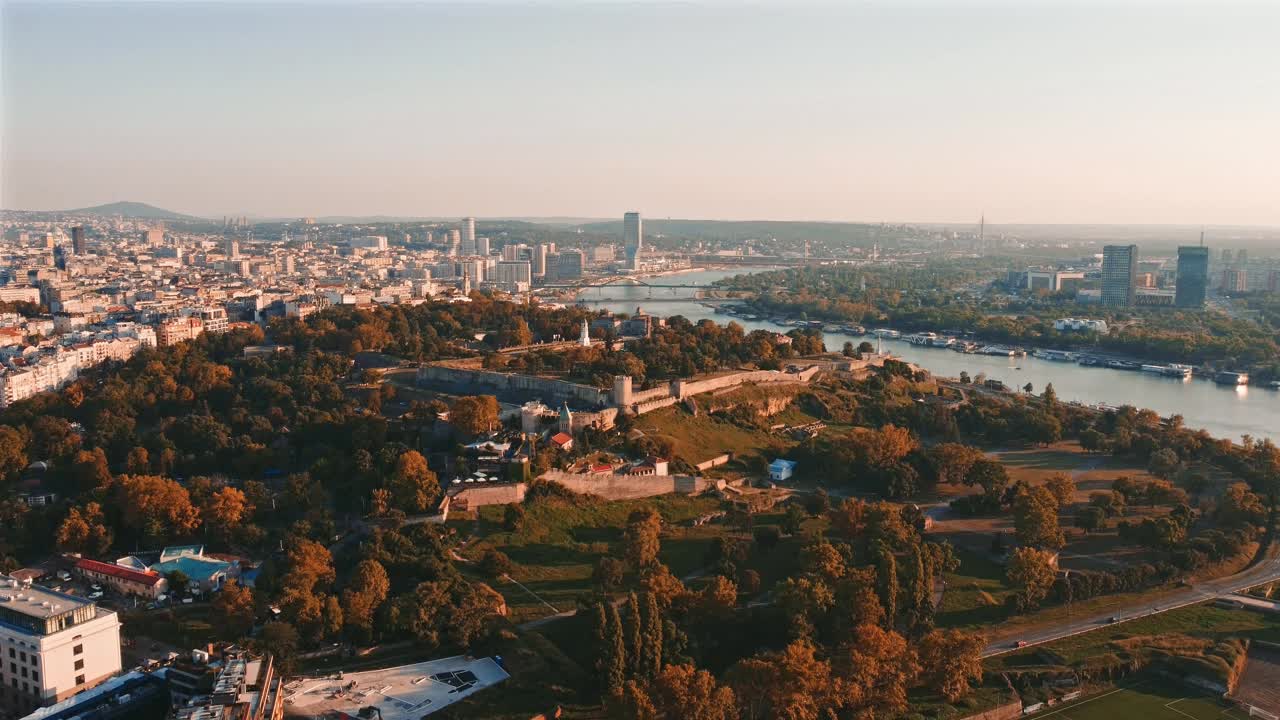 贝尔格莱德河流和城市景观鸟瞰图，塞尔维亚。视频下载