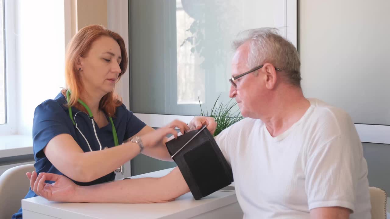 家庭医生正在给一位老人测量血压视频素材