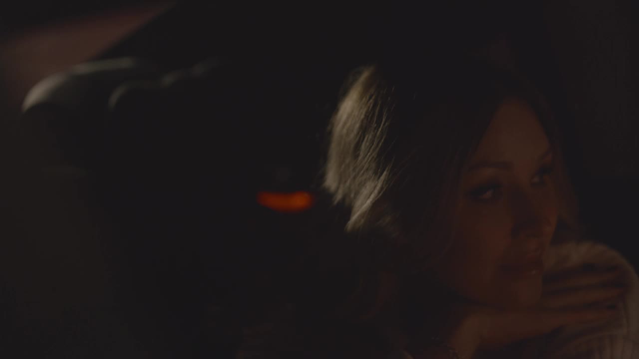 梦幻般的女人脸，坐在车里的女士肖像，黑暗取代了光明视频下载
