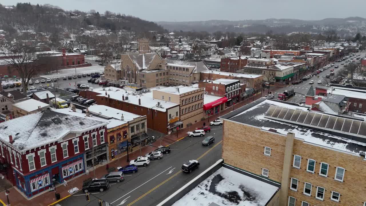 小镇主街的冬季鸟瞰图视频素材