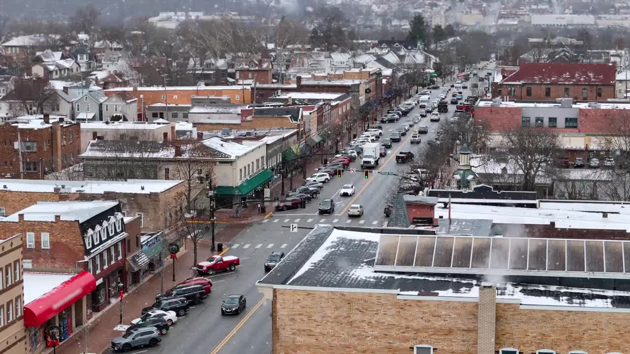 小镇主街的冬季鸟瞰图视频素材