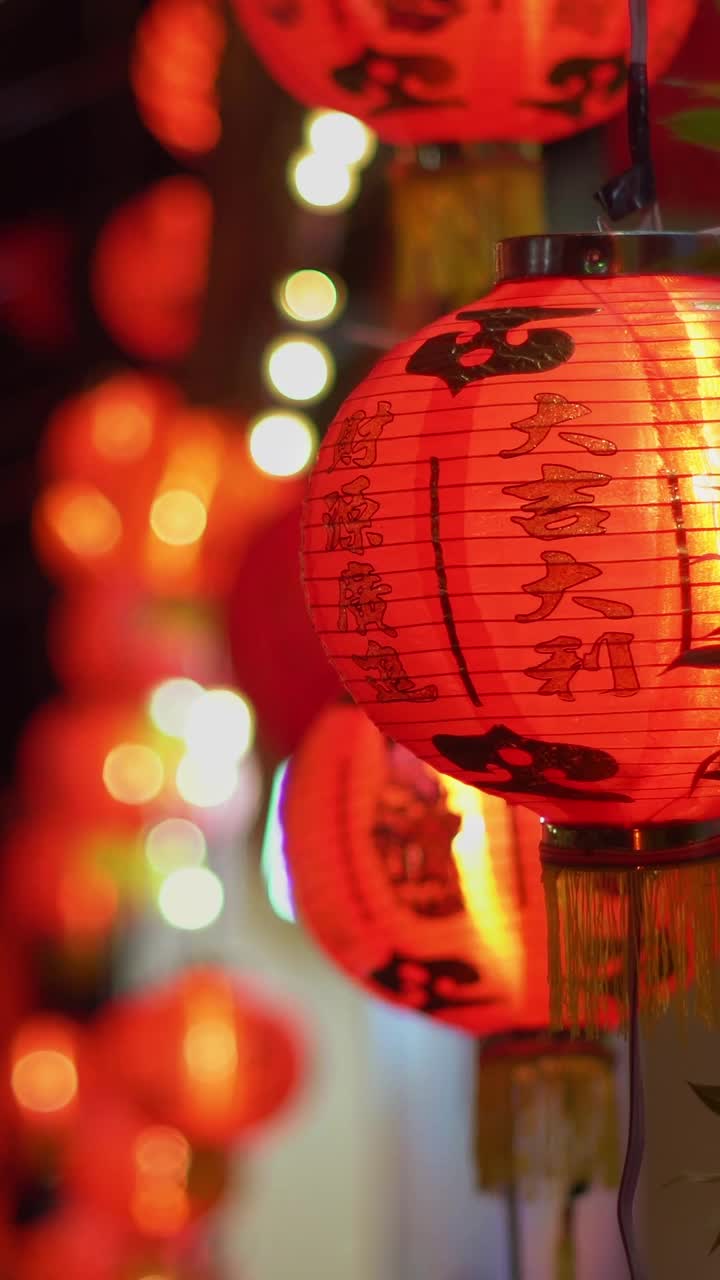 唐人街地区的中国新年灯笼。垂直视频。视频下载