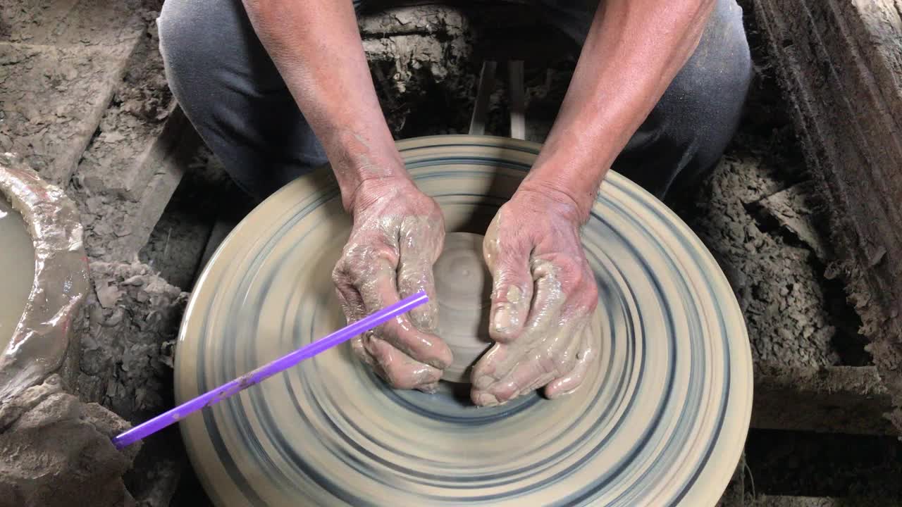一位艺术家正在为陶土雕塑准备粘土。以各种形式，如美丽的花瓶，花盆。视频下载