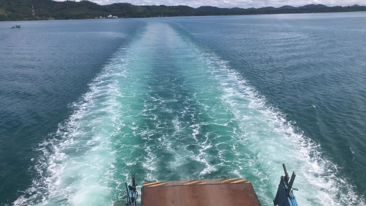 从渡船的船尾可以看到美丽的白色海浪视频下载